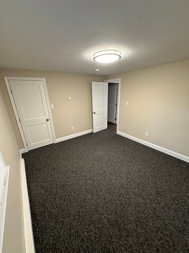 Building Photo - 61 River Rd