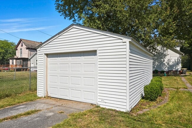 Building Photo - NEW LISTING! Spacious 3-Bedroom Home with ...