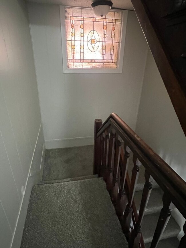 Building Photo - Large 4 bedroom 2 bath home with fenced in...