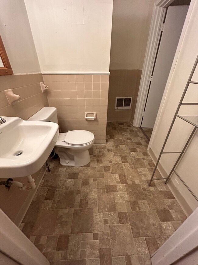 Building Photo - 2 Bedroom 1 Bathroom Apartment