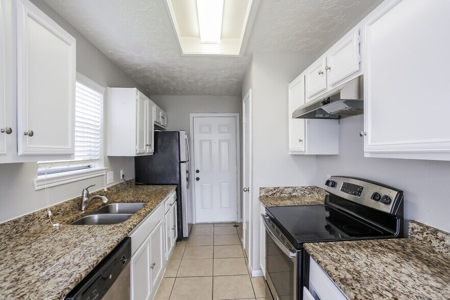 Building Photo - 16158 Coyridge Ln