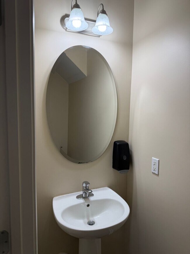 Building Photo - Lovely 3 Bedroom 2.5 Bath Townhouse | Leasing Special Available!