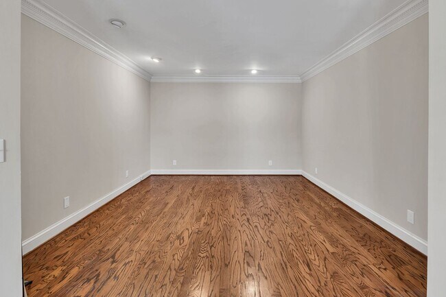 Building Photo - Newly Renovated Condo in The Westende with...