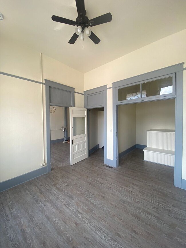 Building Photo - Main Street Upstairs Apartment in Aztec