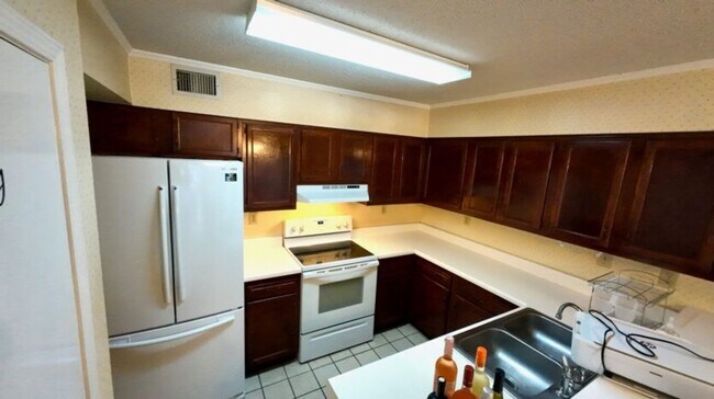 Building Photo - 5900 Grelot Rd