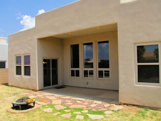 Building Photo - Spacious 3BR/2BA/2.5 CG, 2167 sq.ft. renta...