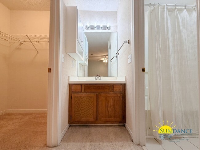 Building Photo - Spacious 3BR Townhome Minutes from Hurlburt Field and Eglin AFB!