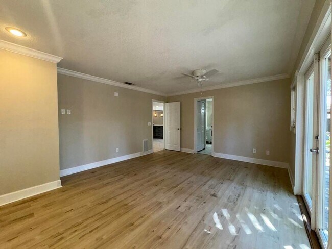 Building Photo - Gorgeous 5 Bedroom Pool Home in Ormond