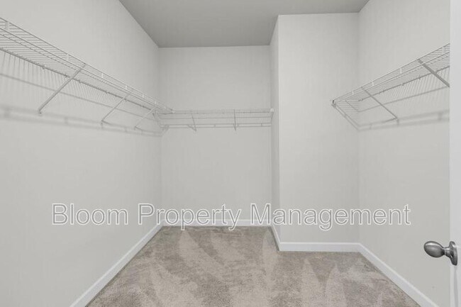 Building Photo - 450 Carrara Dr