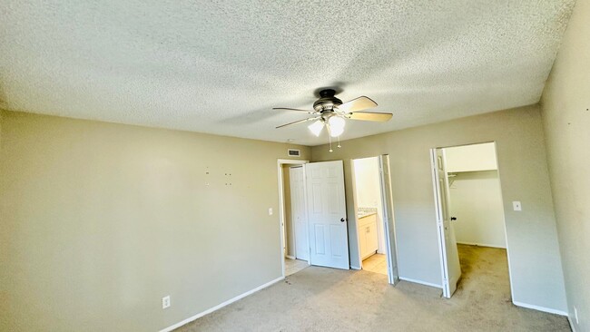 Building Photo - 2 bedroom 2 bath Condo in Temple Terrace a...