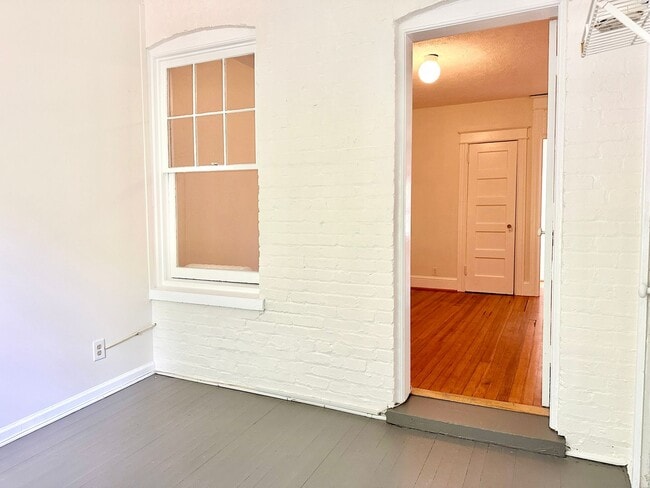 Building Photo - 4 Bed + 2 Bath - Pets Welcome! Parking!