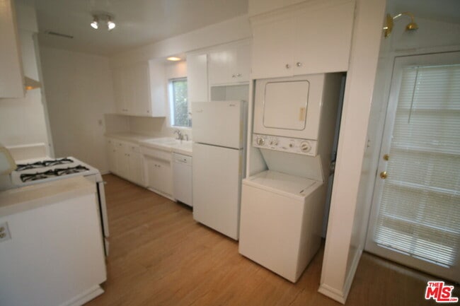 Building Photo - 15008 Greenleaf St