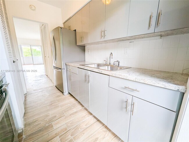 Building Photo - 1590 NE 127th St