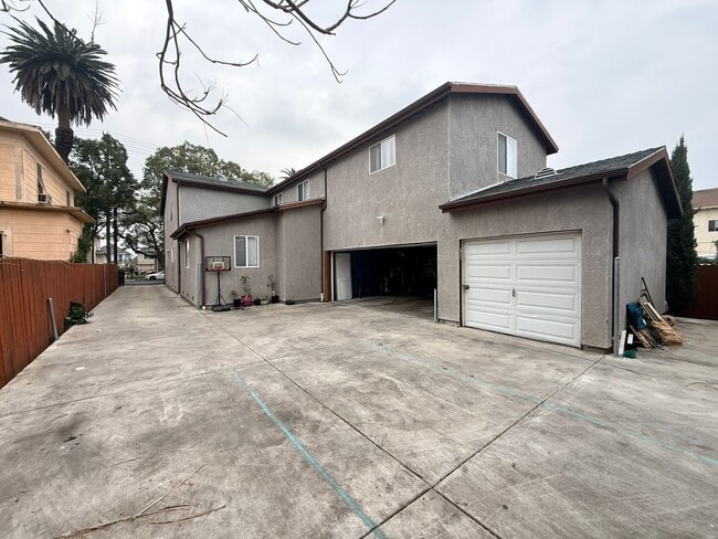 Building Photo - Newly Remodeled Home