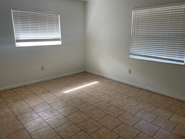 Building Photo - 728 Greenleaf Ave