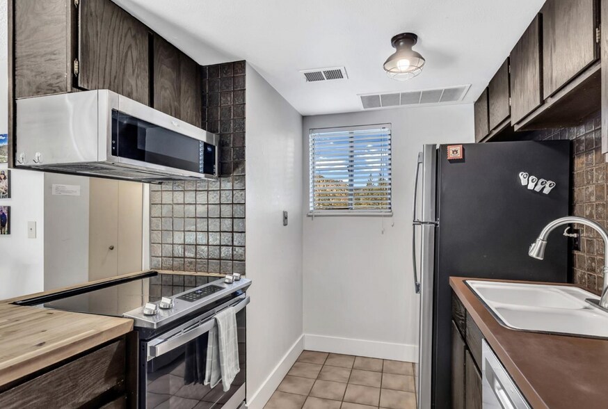 Building Photo - 1901 Clear Creek Dr