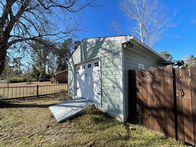 Building Photo - Fall in love with this 4 bedroom/ 2 bathroom single family home!