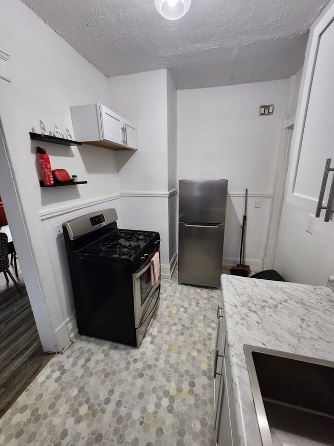 Building Photo - 1856 Lampson Rd