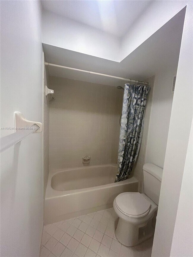 Building Photo - 454 N Laurel Dr