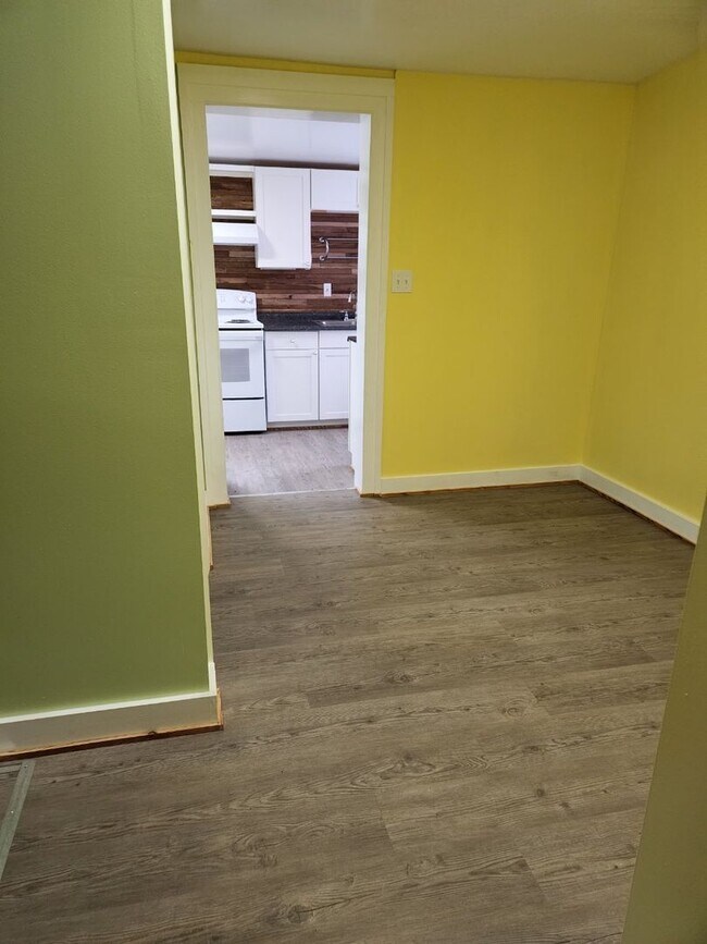 Building Photo - Newly Remodeled 1 Bedroom