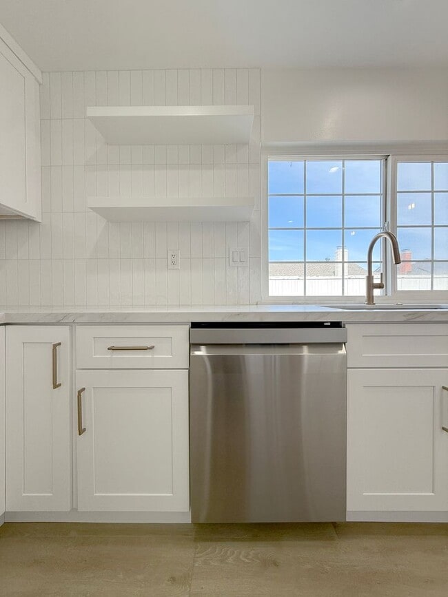 Building Photo - Stunning Remodeled Home in South Huntington Beach – Minutes to the Beach!