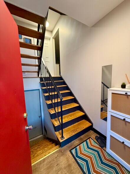 Building Photo - 2 Charles St