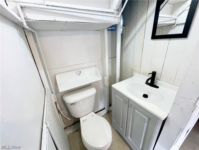 Building Photo - 250 Center Rd