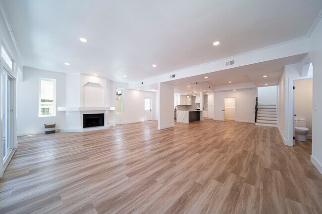 Building Photo - 9455 Hillhaven Ave