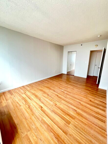 Building Photo - 45 River Dr S