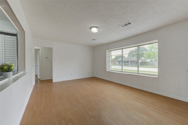 Building Photo - 2205 Kingsdale Dr