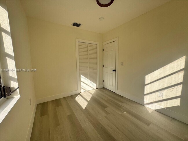 Building Photo - 10521 NW 35th Ct