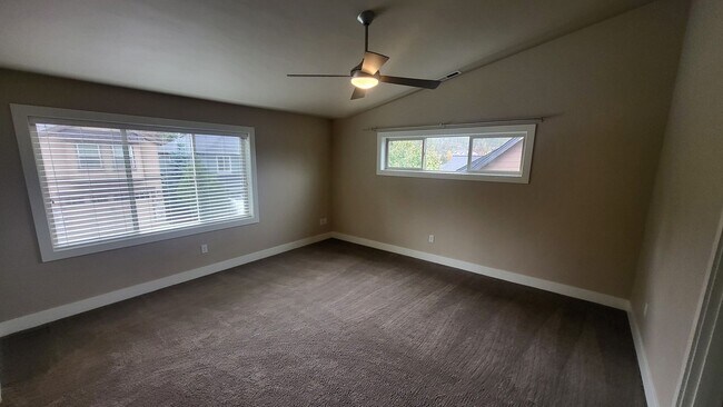 Building Photo - 3 Bed 2.5 bath plus bonus-Fenced-corner lo...