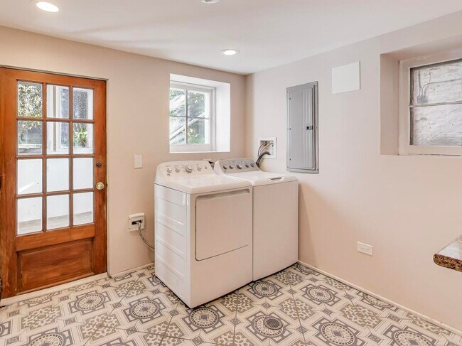 Building Photo - 5203 S Dorchester Ave