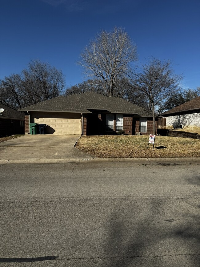 Building Photo - 504 Strata Dr