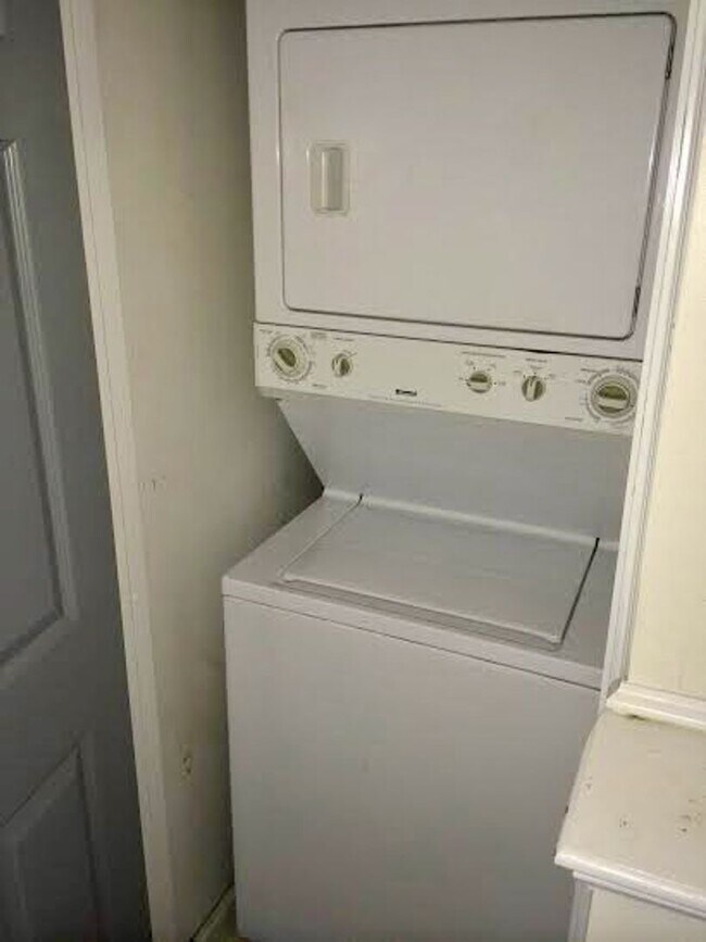 Building Photo - *** Southside Slopes Apartments * Pet Friendly * Walk to E. Carson St. * Available Now * Spacious...