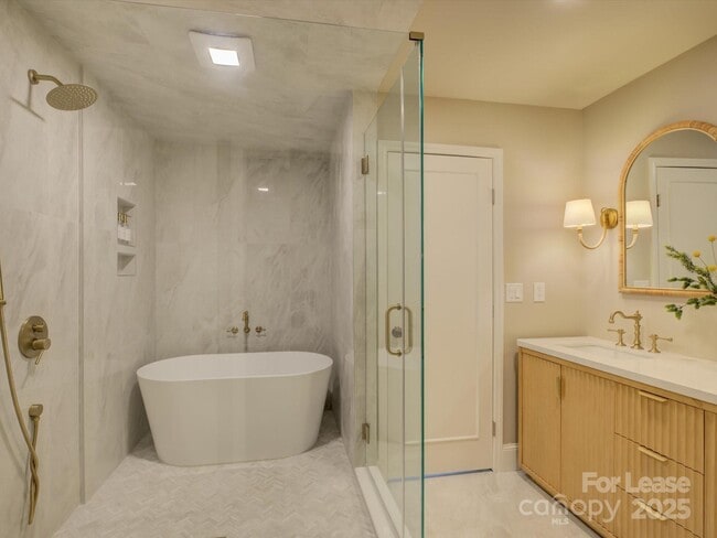 Building Photo - 2016 Wedgedale Dr