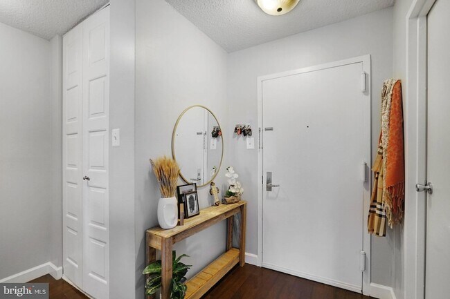 Building Photo - 4500 S Four Mile Run Dr