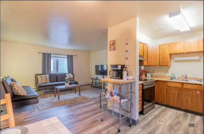 Building Photo - Fully Stocked Centrally Located Furnished ...