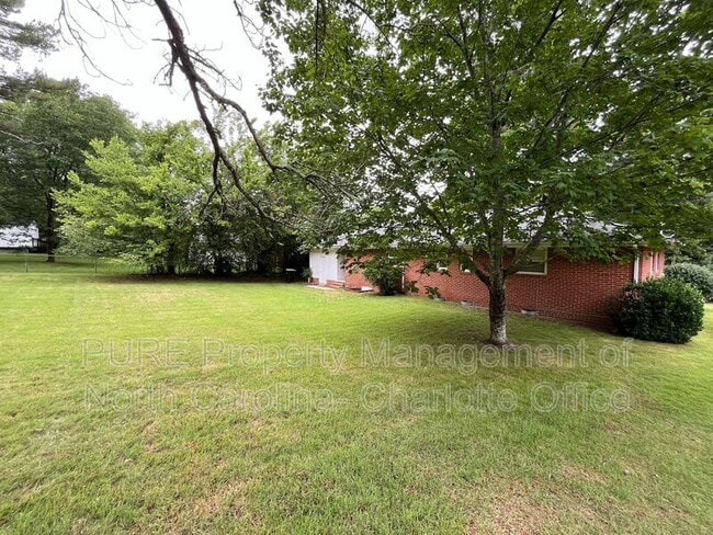 Building Photo - 4304 Wedgewood Dr