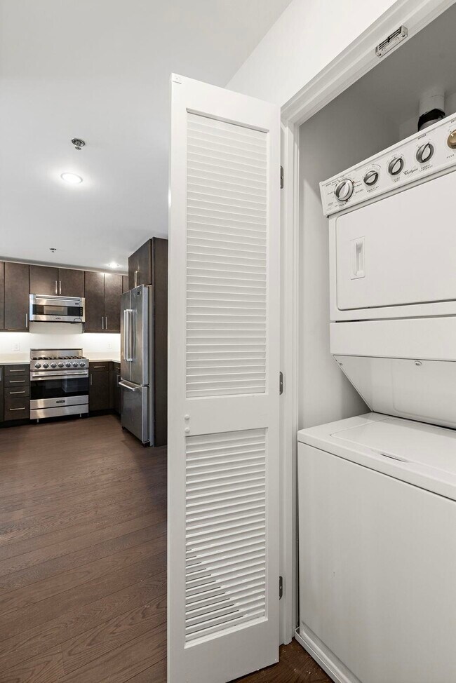 Building Photo - 1100 Maxwell Ln