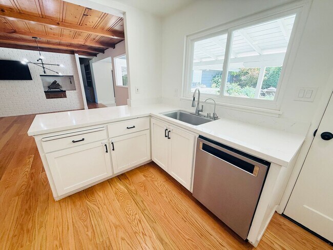 Building Photo - Corner lot 4-bedroom, 3-bathroom, 2,100 sq. ft. ranch-style home.  Great Location!