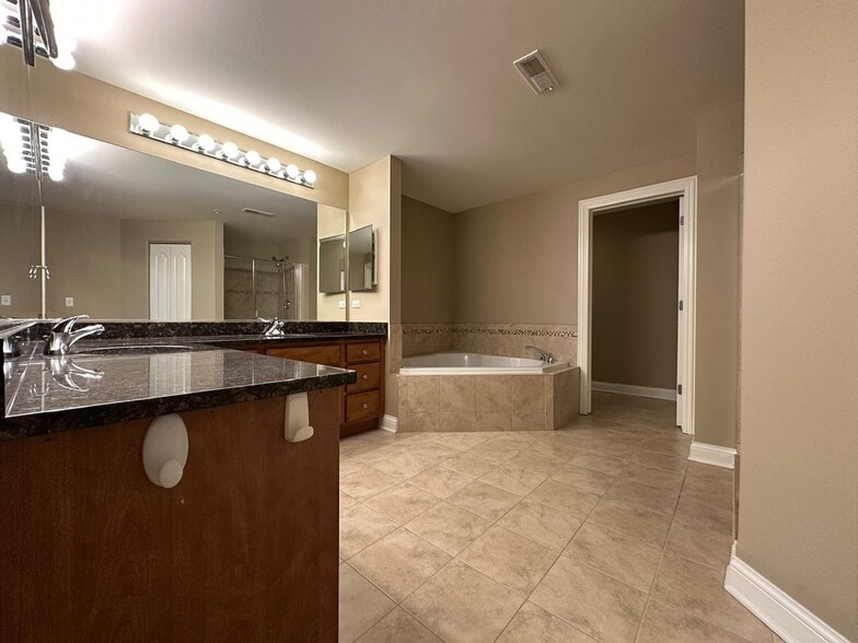 Building Photo - 2 Itasca Place