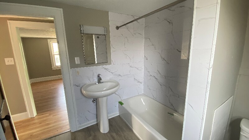 Building Photo - 1153 Roslyn Ave SW