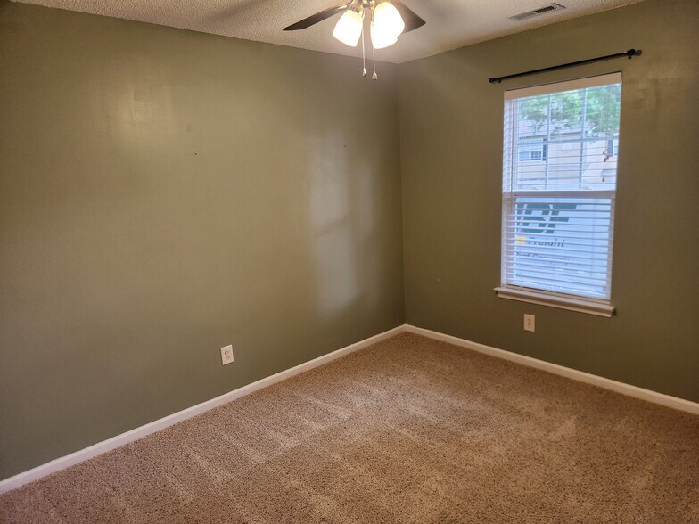 Building Photo - Room in House on Meadowcreek Village Dr