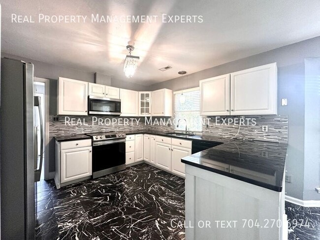 Building Photo - 8509 Golf Ridge Dr