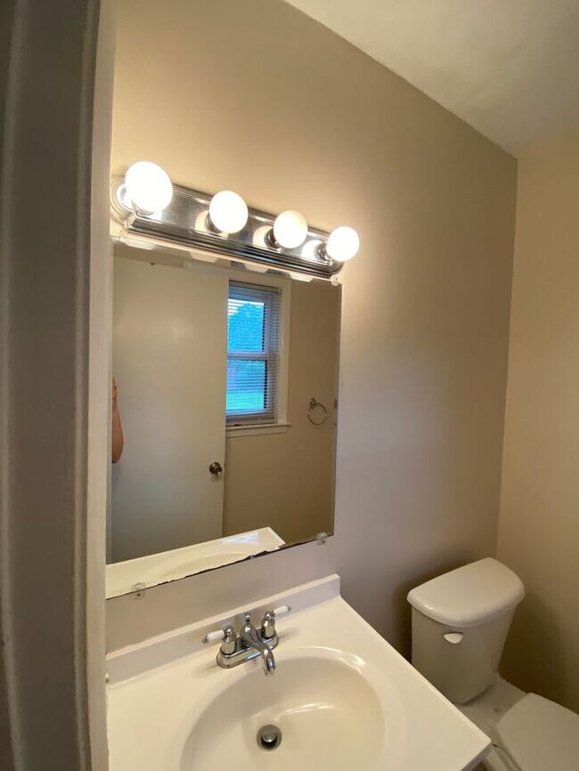 Building Photo - 4Br, 2.5 baths, large kitchen, large bedrooms, fence, storage and more! N. College Rd Area.