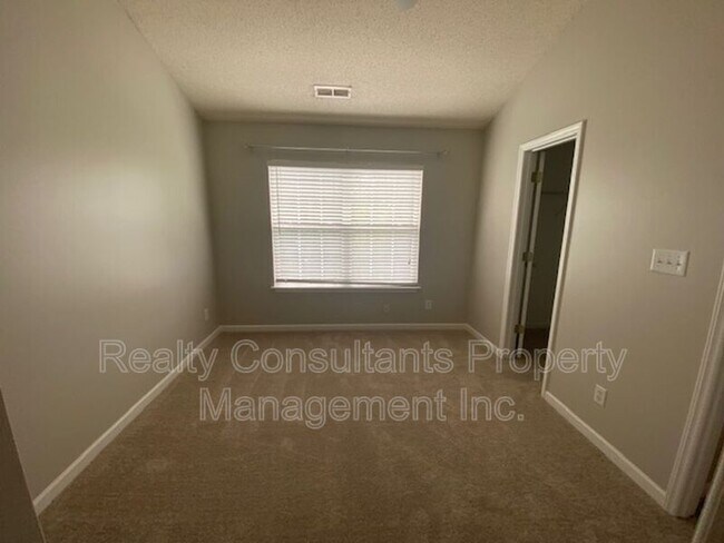 Building Photo - 96 Tannenbaum Cir