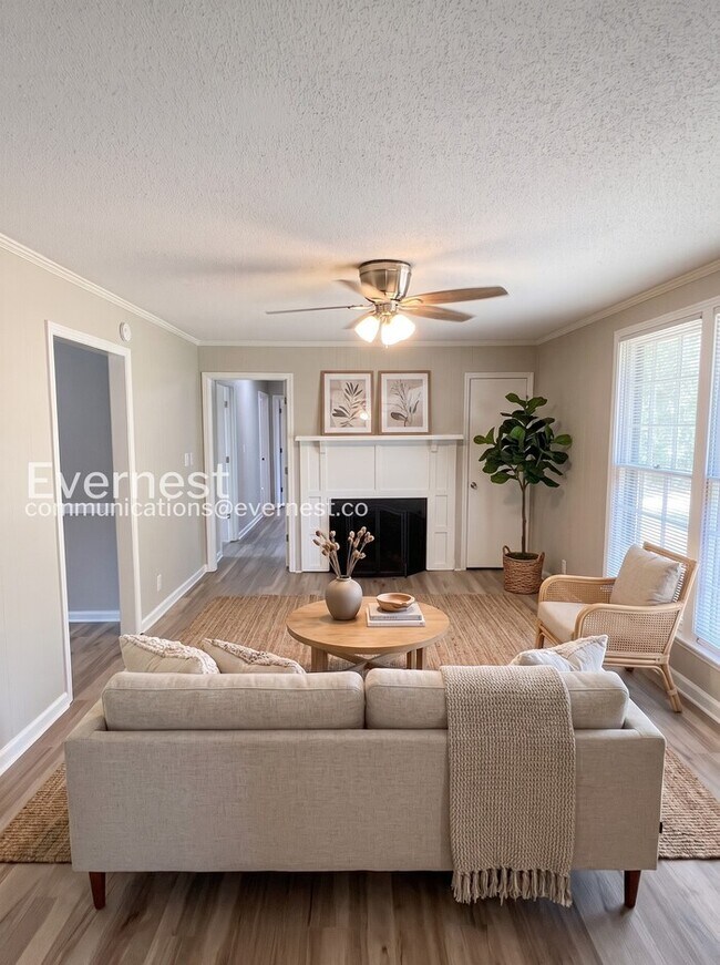 Building Photo - 3-Bedroom Home with Fenced Yard & Garage / Pet-Friendly / Available Now!