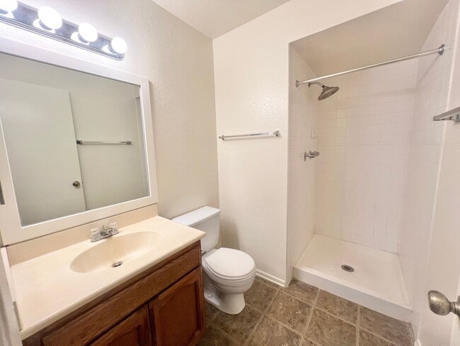 Building Photo - Roomy Signal Hill condo in Hillside Pines ...