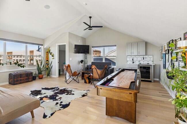 Building Photo - 412 W Shoreline Dr